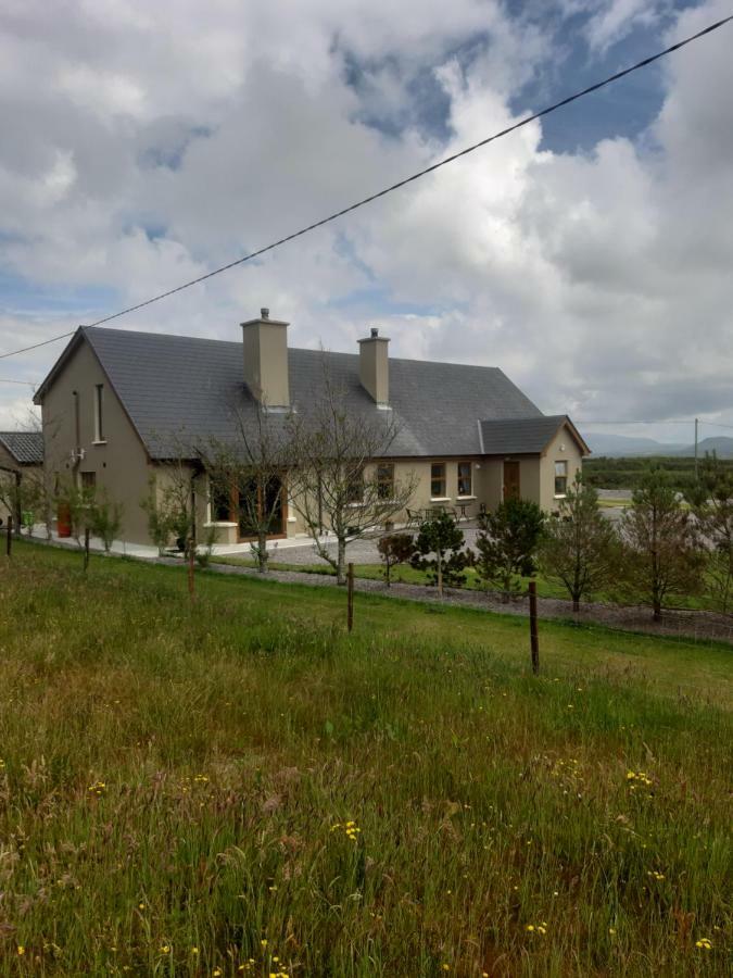 A New U Country Cottage Clynacartan Екстер'єр фото